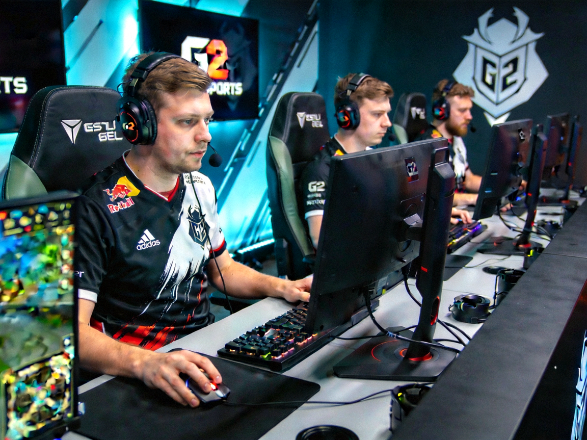 G2 Esports俱乐部CS:GO分队训练场景 - 选手专注比赛