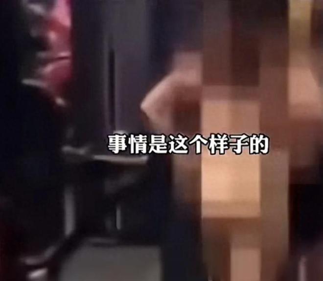 深圳一家健身房内一四十岁左右的女子全身赤裸练了所有健身器材(图2)